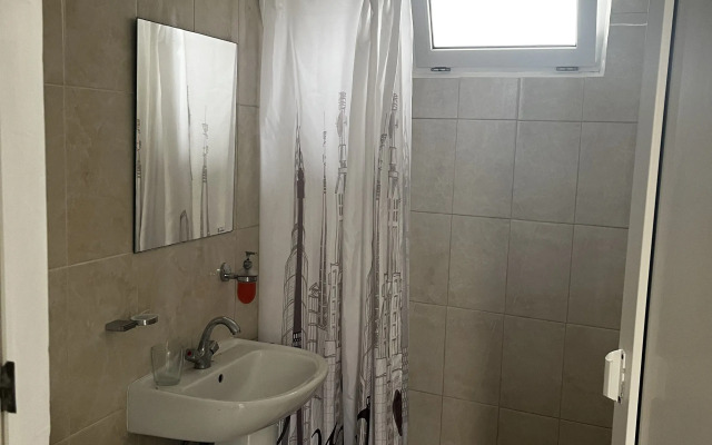 Trekhmestny S Sobstvennoy Vannoy Komnatoy Apartment