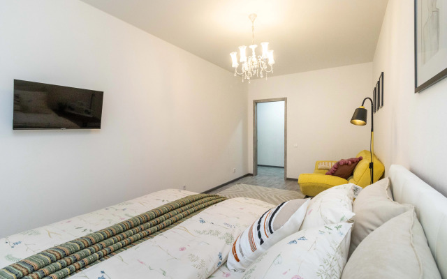 Квартира с желтым диваном