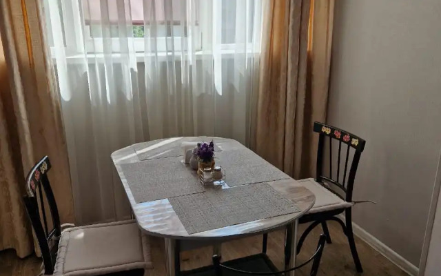 2-kh komn Solnechnaya storona per.Gruzinskiy Parkovka besplatno Flat