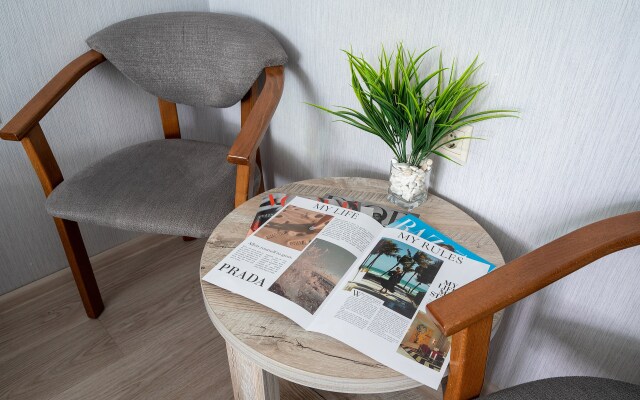 Studiya s balkonom u Dendrariya i morya. Pokrovskij 78 Apartments