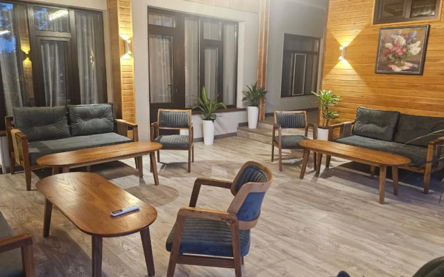 Kausar. Hotel