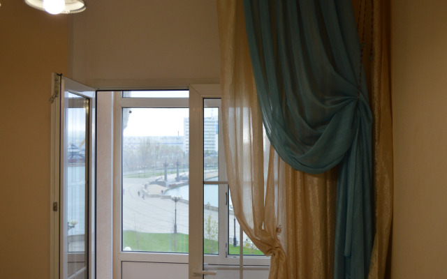 Mayak S Vidom Na More I Kreyser Flat