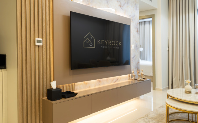 Apartment Keyrock Living: Dubai Oasis w/ Balcony Views
