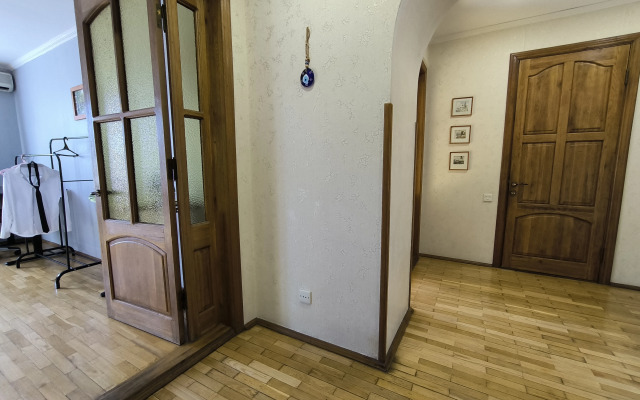 Na Ploschadi Ushakova Flat