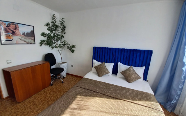 N75 Dve Bolshie Krovati V Tsentr Vselennoj Mr. HOUSE Flat