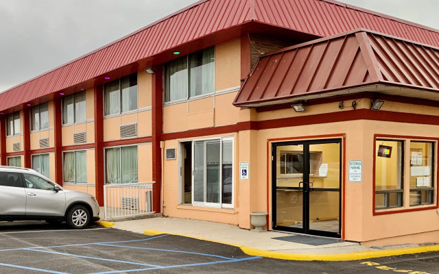 Отель Red carpet Inn & Suites