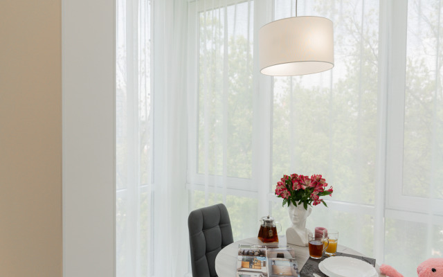 Апартаменты-студия Города 30 кв м с двуспальным диваном и панорамными окнами 4 этаж