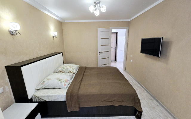 Prostornaya S Basseynom Vo Dvore Flat