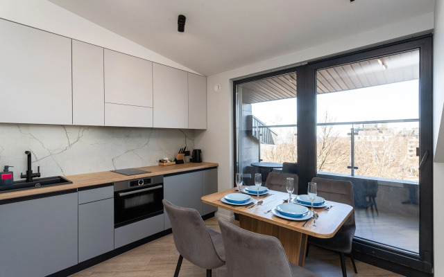 Квартира с Мансардными Окнами и Видом на Море