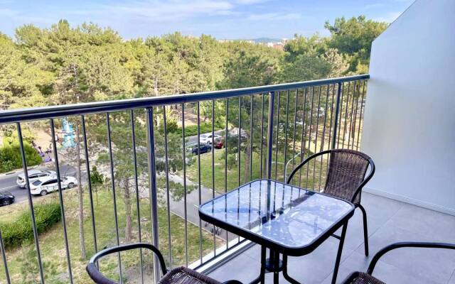 S basseynom u morya Apartment