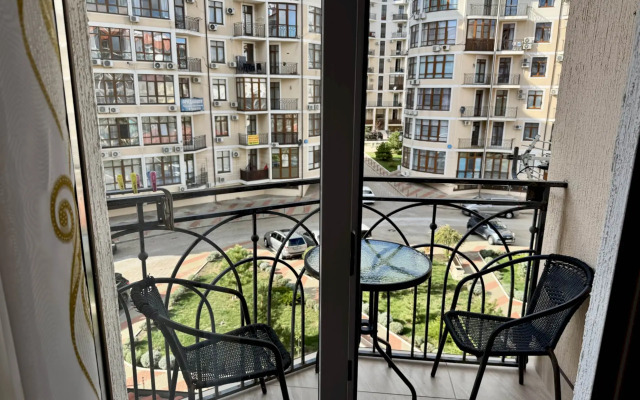 Квартира 121 с балконом в ЖК Черноморский Толстый мыс