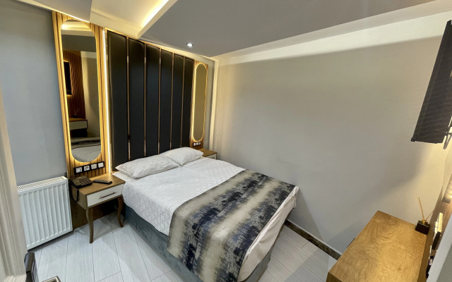 Отель Crowned Hotel