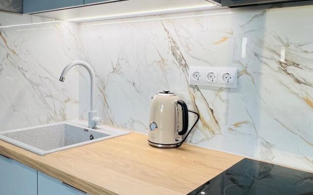 3kh mestnye apartamenty s balkonom i basseynom Apartments