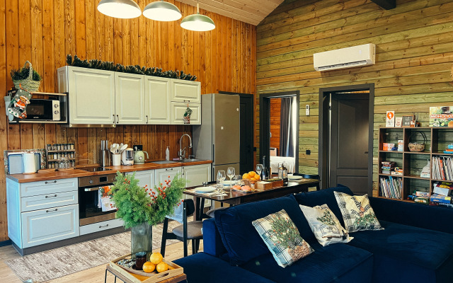 Частный дом с панорамными окнами с выходом на террасу и баней на дровах