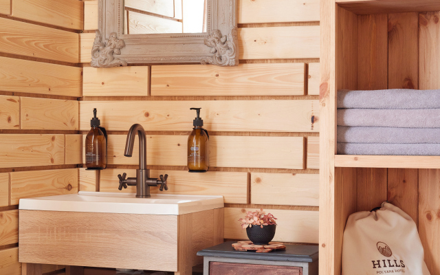 HILLS1200. Residence. Glamping. Bany.
