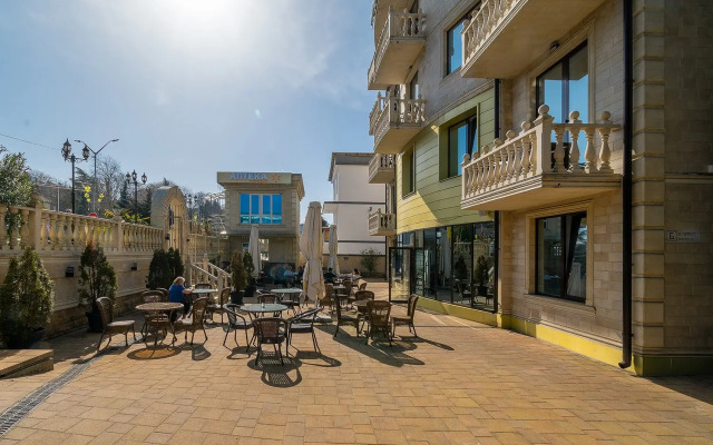 Hotel Auriya Kruiz