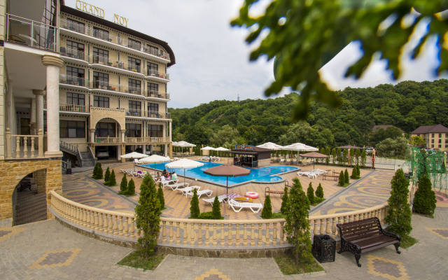Grand Noy Hotel