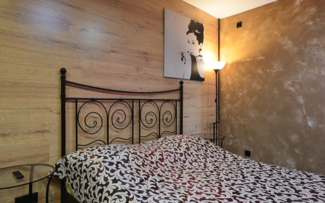 Na Naberezhnoy Na 9 Chelovek Flat