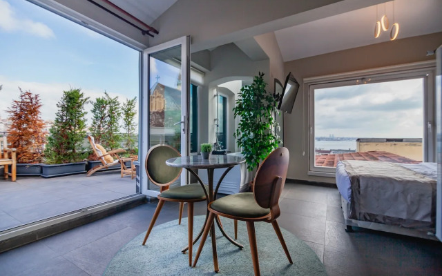 Jacuzzi across Bosphorus Apartments