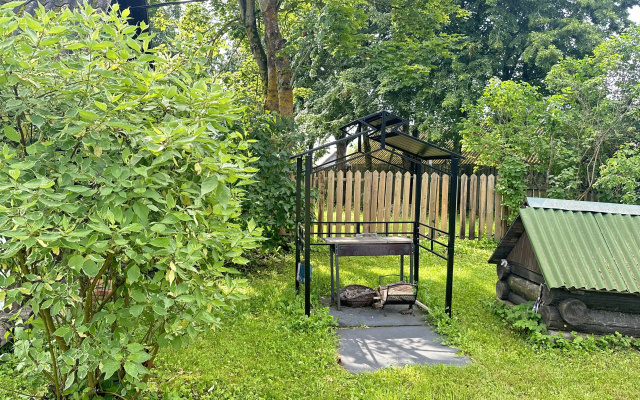 Частный дом MedvedHouse с большой территорией в тихом месте в центре Изборска