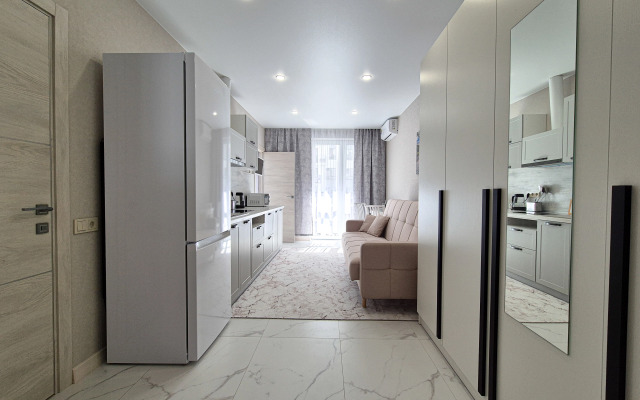S Balkonom v Odnom iz Samykh Zelenykh Rayonov Sochi Flat