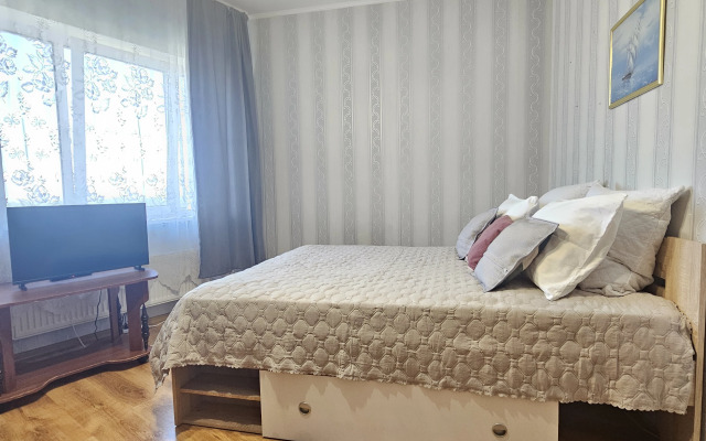 Prostornaya Dvukhkomnatnaya Na 10 Etazhe Flat