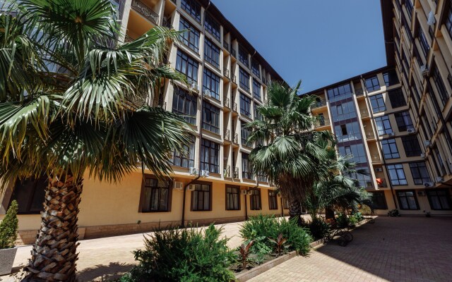 Red Grin Seil Apartments