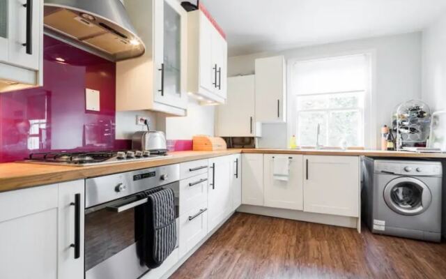 Stylish 2 Bed Sleeps 4 Apartments