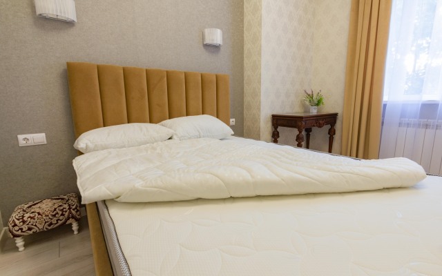 Dvukhkomnatnaya V Istoricheskom Tsentpe Gopoda S Parkovkoy Flat