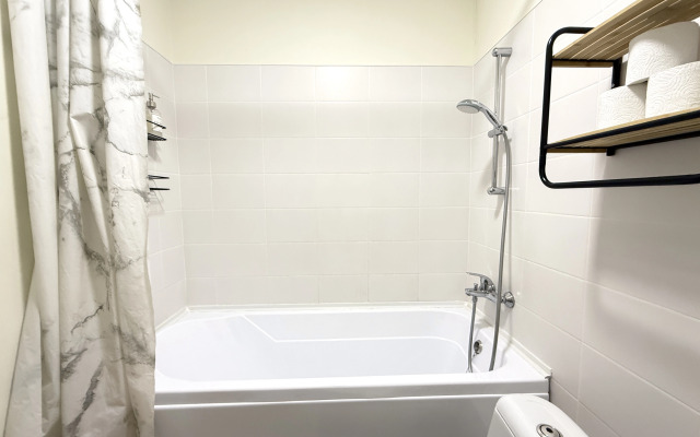 Апартаменты Элитные на берегу реки Тура с видом на Мост Влюбленных