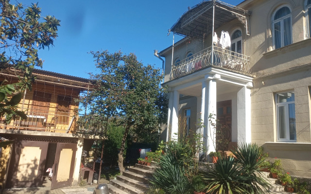V Gostyakh U Zaura Private house
