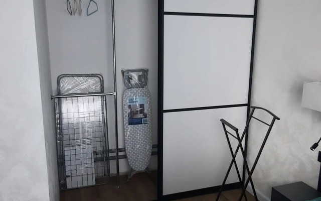 V 2 Minutah Ot M. Oktyabrskaya Flat