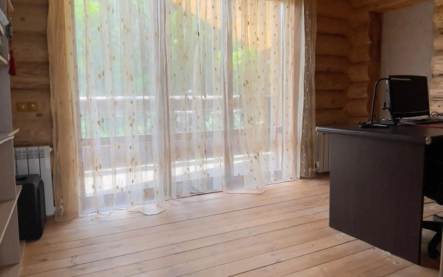 Uyutny dom v lesu u reki Private house