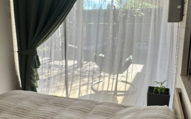 Частный Дом с Верандой в Лесу