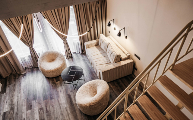 Trekhurovnevye Bezmyatezhnosty Ekho Gor Apartments