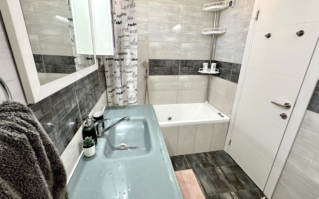 Diamond 2bed Apartment with Jacuzzi by the Sea