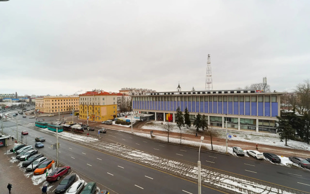 Prostornaya 3-Komnatnaya V Tsentre Vozle Metro Flat