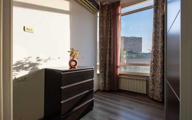 2-K v Novostroyke, Ulitsa In Yerevantsu, Hh399 Flat