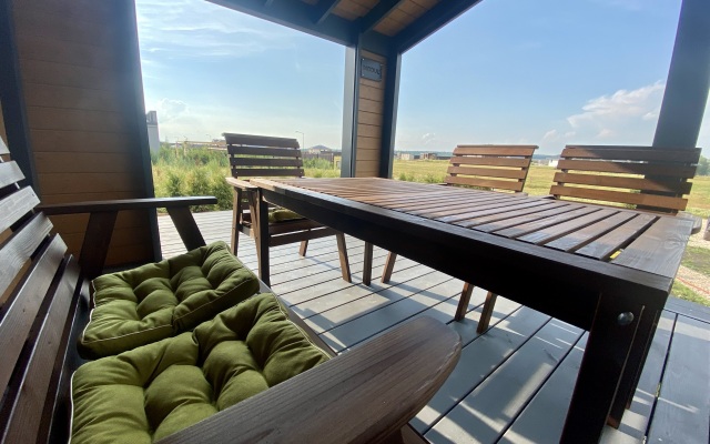 Dizaynerskiy dom s gril-mangalom, saunoy i bol'shoy terrasoy Private house