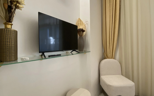 Апартаменты в современном стиле с камином