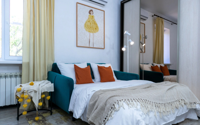 Atmosfernye na naberezhnoj v dome s kolonnami Lovets Snov 1 Apartments