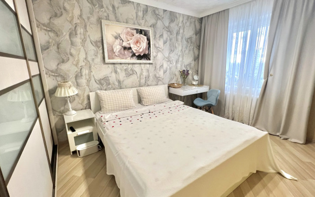 U Metro Pushkinskaya Flat
