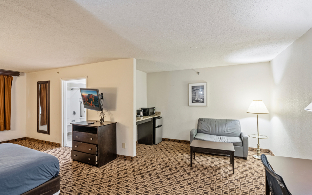 Отель Coratel Plus Suites Wichita West Airport