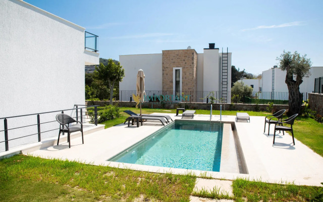 BD498-Gümüşlükte 4 Odalı Özel Havuzlu Villa