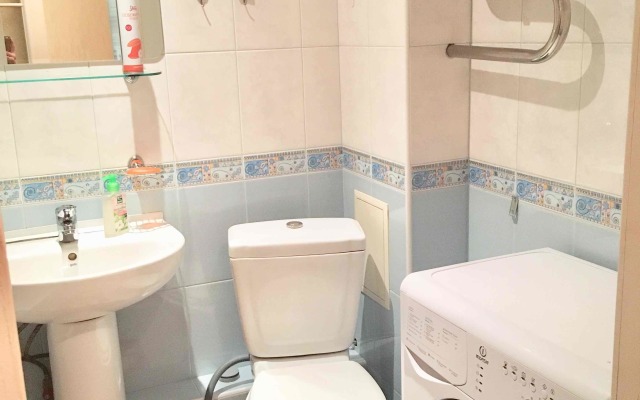 1-komnatnaya ryadom s aeroportom i j/d vokzalom Flat
