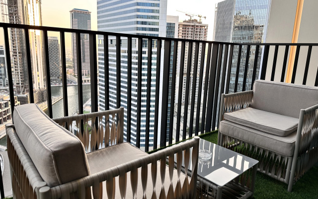 Апартаменты Vserve Modern Oasis: Canal & Burj Views