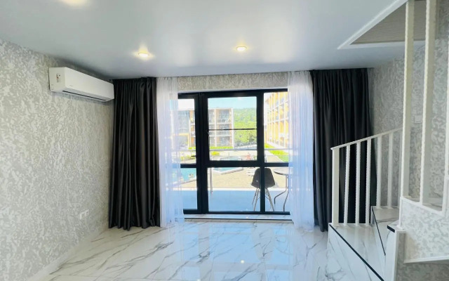 Tryokhkomnatnaya kvartira s vidom na basseyn Apartments