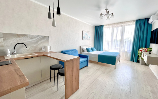 S basseynom u morya Apartment