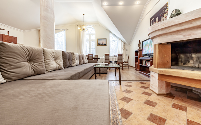 Ulitsa Belyakova 1a Private House