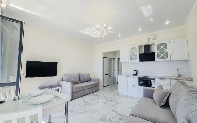 Квартира светлая студия с видом на море и балконом с бассейном на территории